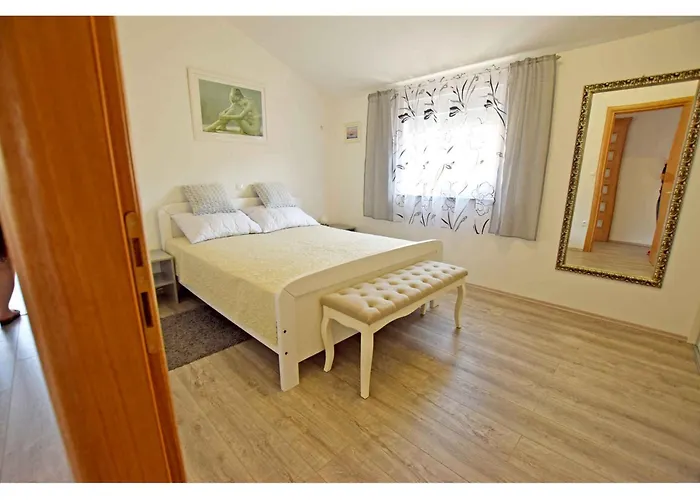 In Starigrad-paklenica 34822