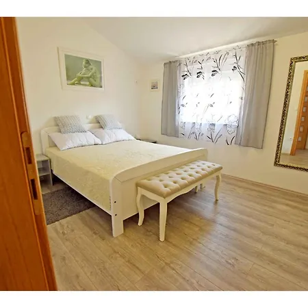 In Starigrad-paklenica 34822